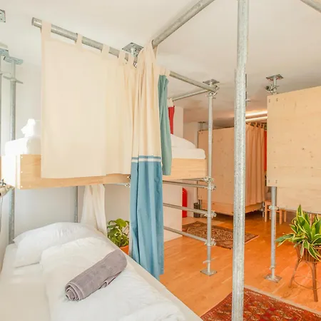 Montagu Hostel & Bar-2