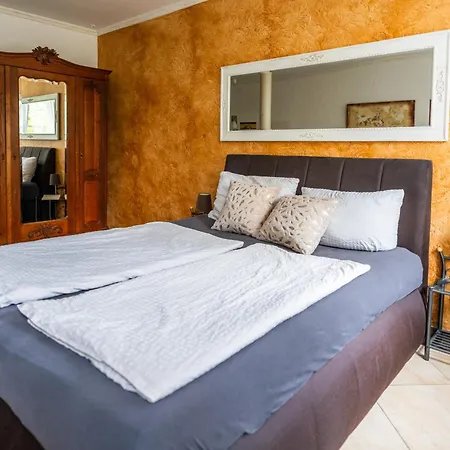 Villa Backstein Schwerin mit zentraler Lage im Grünen kostenfreien Parkplätzen und 8 E - Ladestationen-2