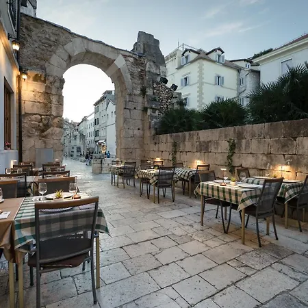 Hotel Peristil-3