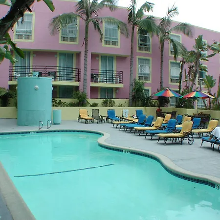 Ramada Plaza By Wyndham West Hollywood Hotel & Suites-3