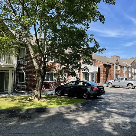 Econo Lodge Inn & Suites Groton-2