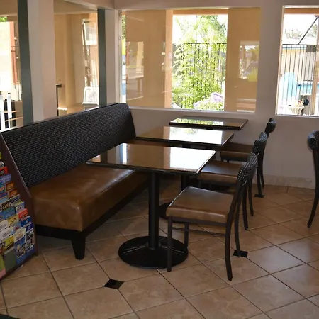 Super 8 By Wyndham Salinas-3