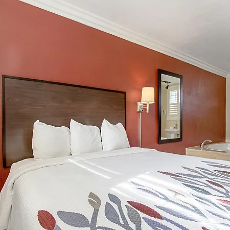 Red Roof Inn & Suites Monterey-3
