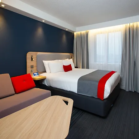 Holiday Inn Express London Luton Airport By Ihg-2
