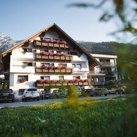 Hotel Die Arlbergerin - Design&Tiroler Gemütlichkeit-2