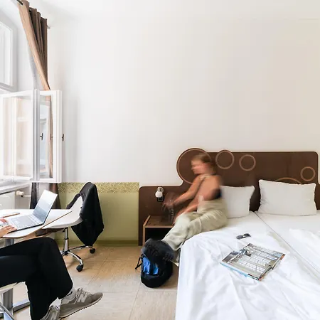 Three Little Pigs Hostel - Your Berlin Castle-3