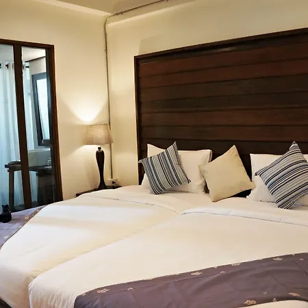 Kampaeng Ngam Hotel - Steps to Night Bazaar&Old City-2