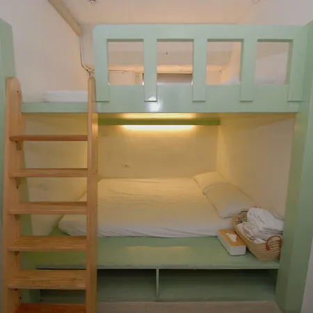 Mr. Lobster'S Secret Den Design Hostel-3