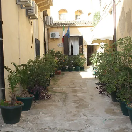 Montevergini B&B Centro Barocco-2