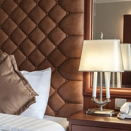 Army Hotel-3
