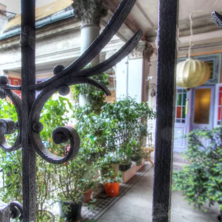 Lavender Circus Hostel, Doubles & Ensuites-3