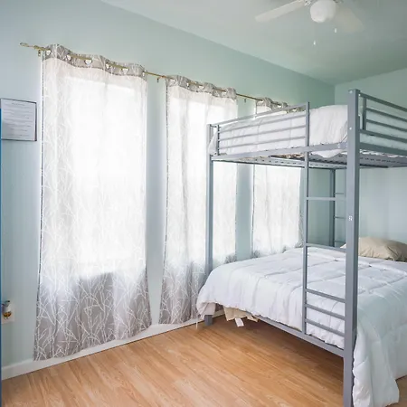 Wanderstay Houston Hostel-3