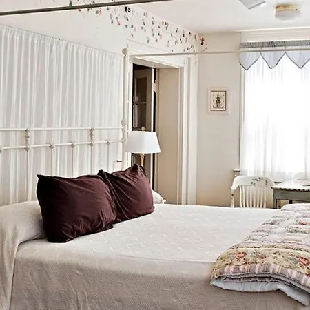Frederick House-3