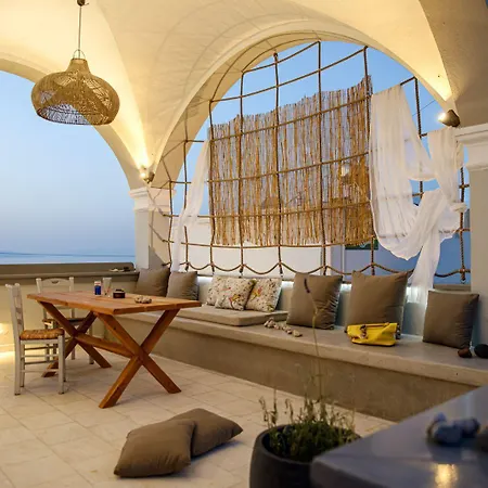 Central Hostel Oia-2