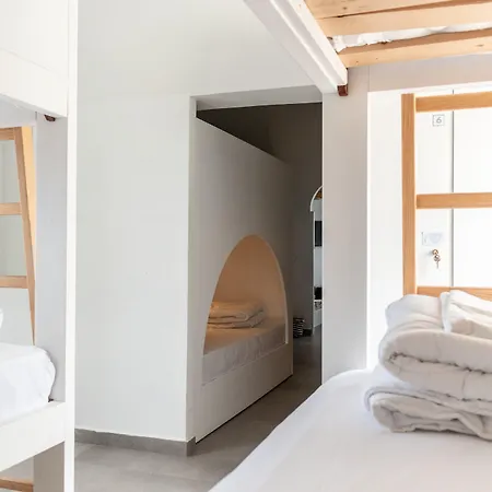 Central Hostel Oia-3