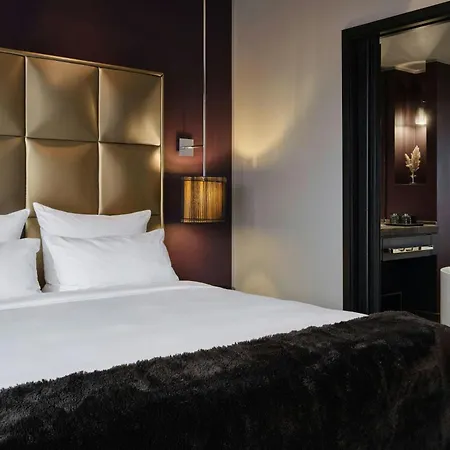 Roomers Frankfurt Central, Autograph Collection-3