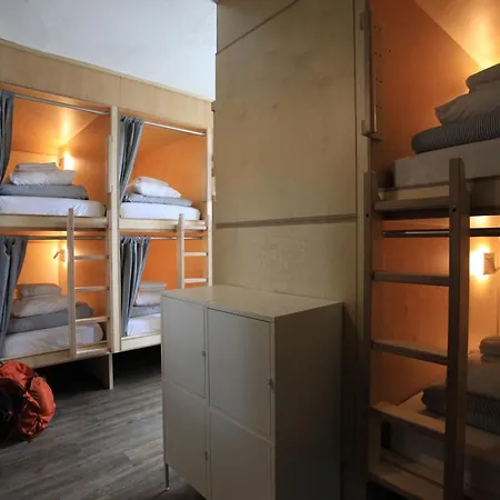 Saintlo Ottawa Jail Hostel-3