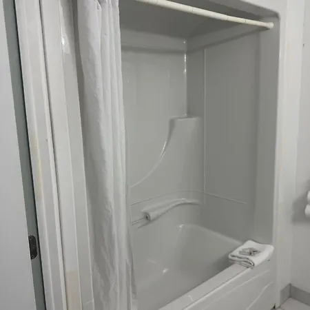 Travelodge By Wyndham Drummondville-2
