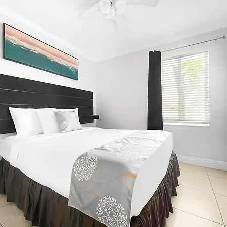 Hollywood Broadwalk Oceanside Hotel-2