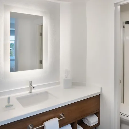 Courtyard By Marriott Across Universal Orlando-3