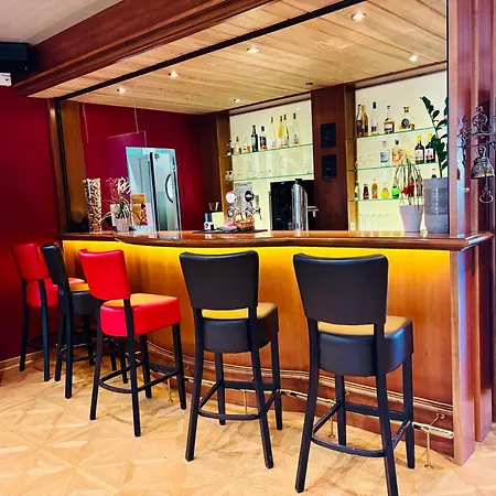 Logis Hotel-Restaurant Aux Trois Roses-2