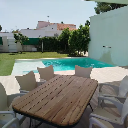Chalet blanco con piscina privada-3