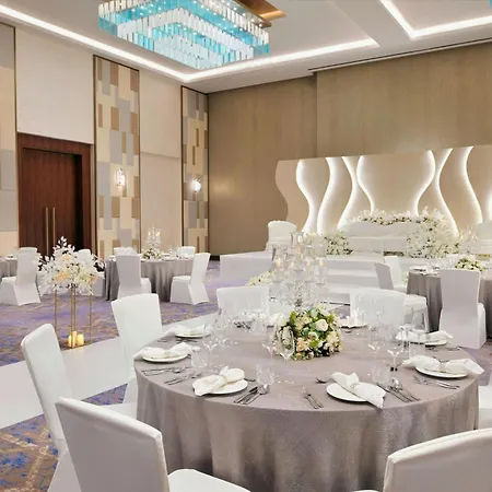 Holiday Inn Dubai Al-Maktoum Airport By Ihg-3