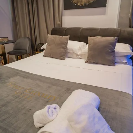 Four Luxury Suite-2