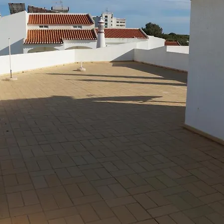 Apartamentos E Quartos Atalaia-2