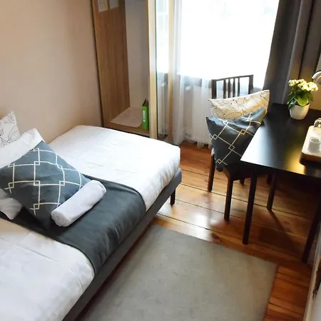 Blooms Inn - City Center Poznan By Friendly Apartments-3