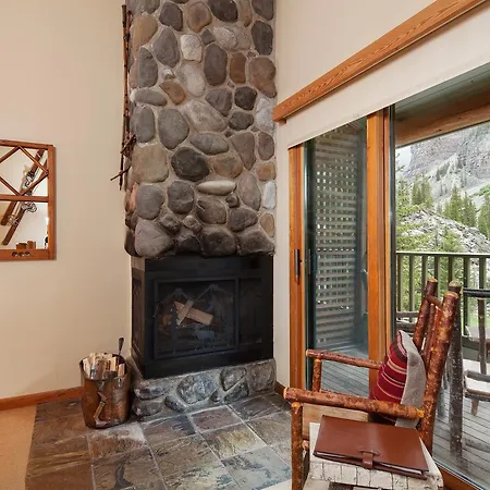 Moraine Lake Lodge-3