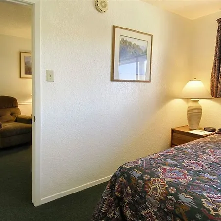 Howard Johnson Tulsa-3