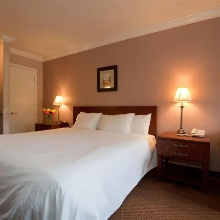 Travelodge By Wyndham Vancouver Lions Gate-2