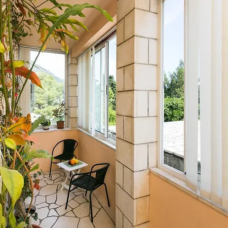 Yellow Room Guesthouse-3