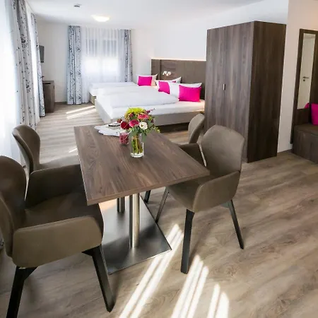 Hotel Loewen Garni - B&B-2