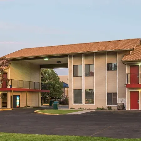 Howard Johnson By Wyndham Boise-2