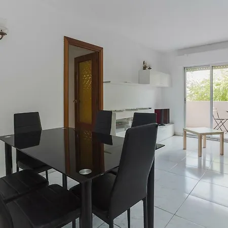 4 Bed-Sleeps 6-Garden-Balcony-Pets-3