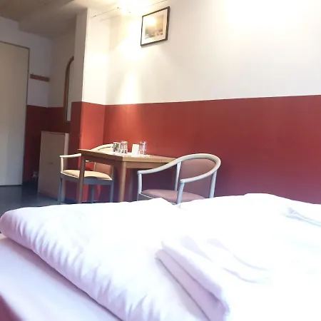 Thomas Rooms-2
