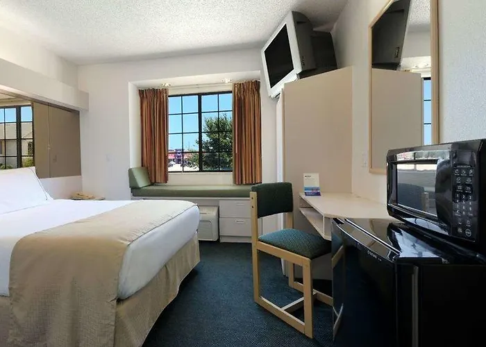Travelodge By Wyndham Arlington/Dallas Area With Golf Course