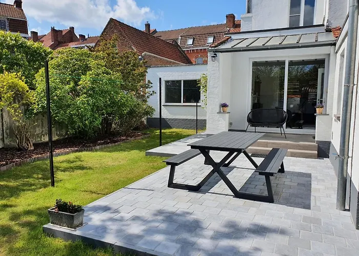 Huisdiervriedelijke Trendy, authentieke woning met groot terras en tuin Villa Brugge