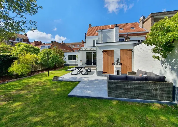 Huisdiervriedelijke Trendy, authentieke woning met groot terras en tuin Villa Brugge