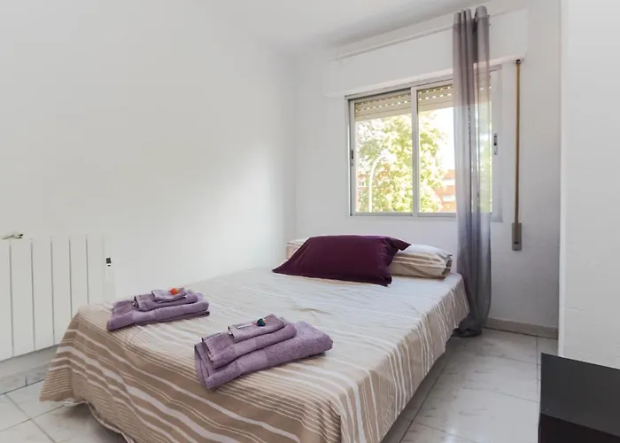 4 Bed-Sleeps 6-Garden-Balcony-Pets