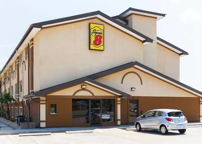Pet friendly Super 8 By Wyndham Brunswick/St Simons Island Area Hotel