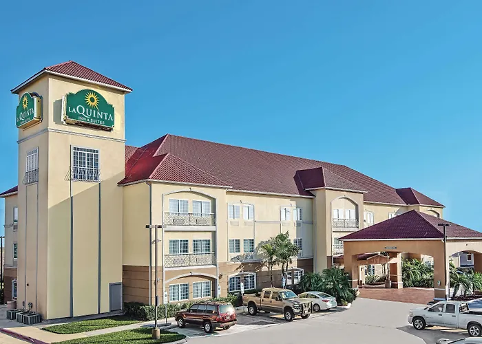 La Quinta Inn & Suites By Wyndham Mercedes Outlet Mall