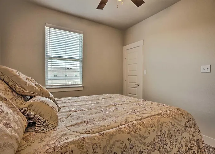 College Station Townhome W/ Furnished Patio!