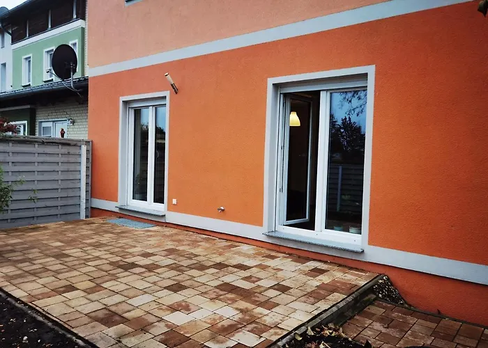 Modernes behagliches Haus mit Kamin, Terrasse und Garten