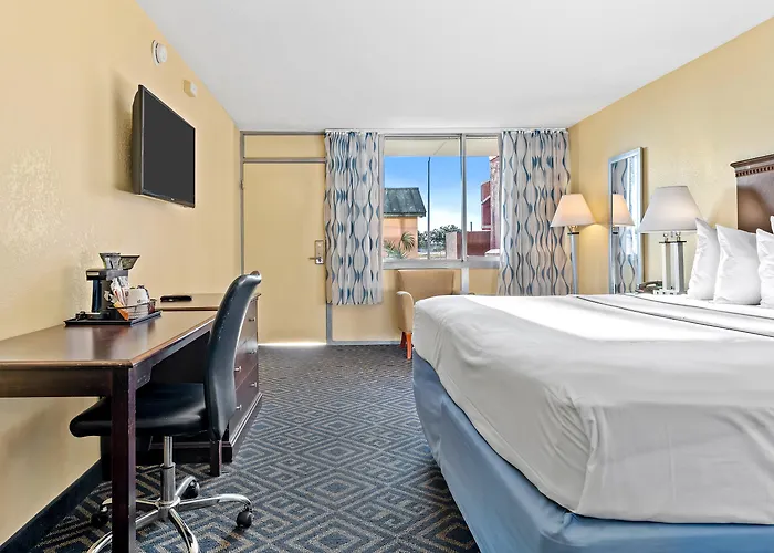 Altamonte Springs Hotels with Pool