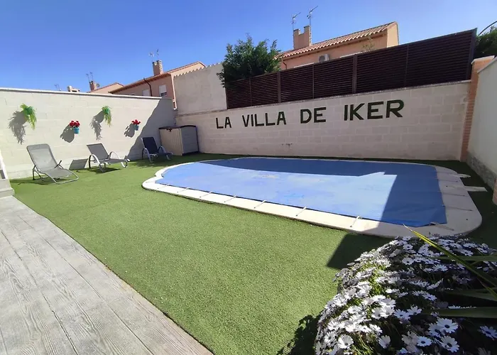 La Villa de Iker con Chimenea y a 10 mint de Puy du Fou Argés