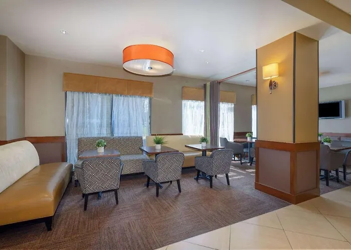 Wyndham Garden Kansas City Airport With Golf Course