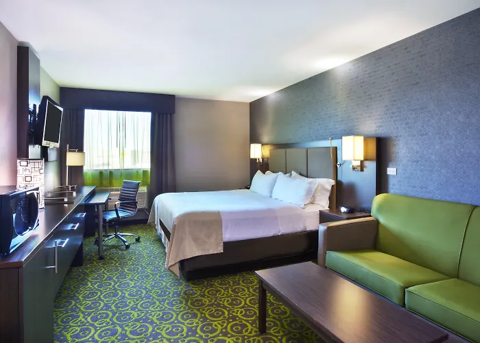 Holiday Inn Express Winnipeg Airport - Polo Park By Ihg With Golf Course